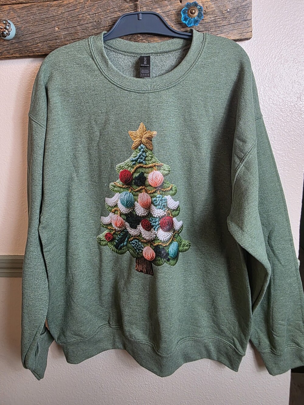 Gildan Heavy Blend Christmas Tree Embroidered Graphic Sweatshirt Green Large - Picture 4 of 10